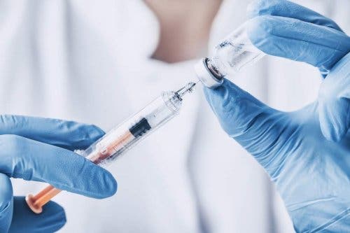 Vaccine gøres klar i sprøjte