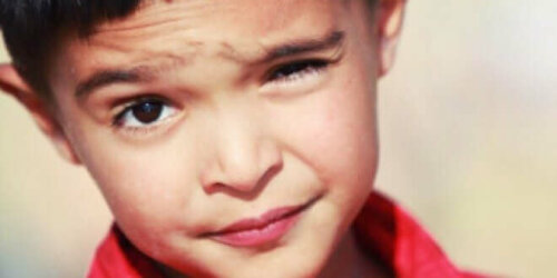 Mennesker med Tourettes syndrom får tics, ligesom denne dreng