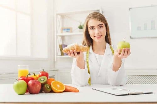 Ernæringsekspert sidder med friske frugter for at opmuntre til at mindske indtaget af sukker