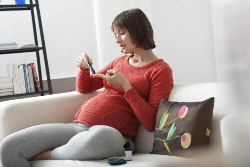 Gravid kvinde udfører glukosebelastningstest