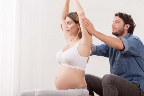 Gravid kvinde anvender effekterne af vejrtrækning til at slappe af