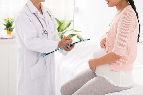 Gravid kvinde tjekkes hos læge