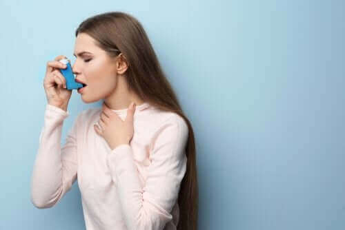 Kvinde tager astmamedicin i form af terbutalin