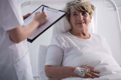 Palliativ pleje gives til syg kvinde