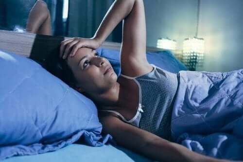 Kvinde kan ikke sove på grund af høj varme
