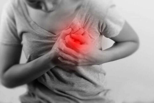 Feriehjertesyndrom føles som om, at dit hjerte banker stærkere og hurtigere end normalt. Derudover kan du også føle smerter i brystet og åndenød