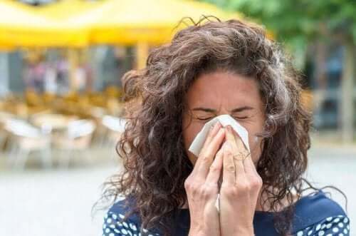 Kvinde har allergi forårsaget af høj varme
