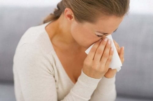Kvinde nyser på grund af allergi 