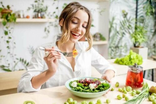 Smilende kvinde med salat oplever placeboeffekt af mad
