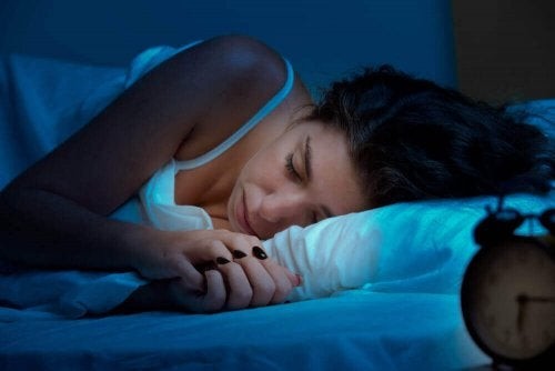 Kvinde nyder en bedre søvn om natten 