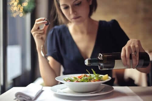 Kvinde med salat har valgt ikke at springe aftensmaden over
