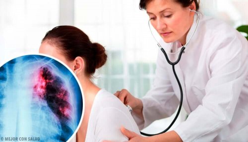 Læge tjekker patients lunger