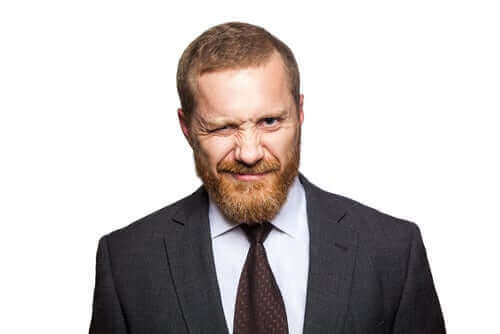 Mand blinker med øjet