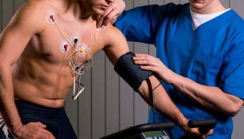 Mand, der motionerer, er i gang med hjerterehabilitering