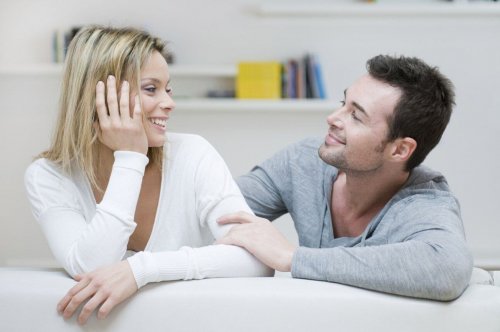 Par i sofa nyder et kærligt forhold