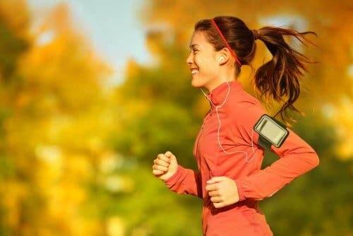 Kvinde motionerer for at vise forholdet mellem fysisk motion og menstruationscyklussen