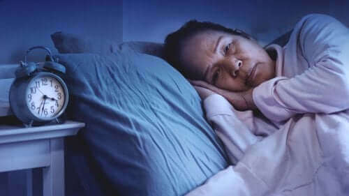 Søvnløs kvinde i seng