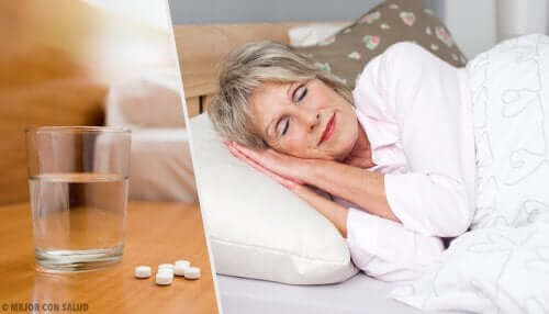 Kvinde med sovepiller på natbord