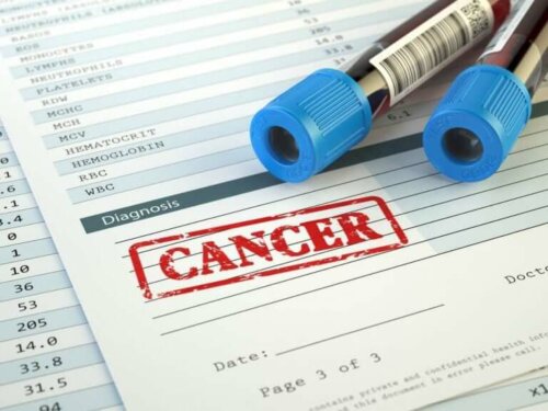 Cancer skrevet på papir med blodprøver ovenpå