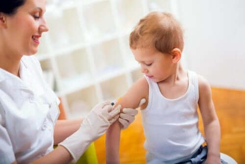 Dreng får vaccine mod hjernehindebetændelse