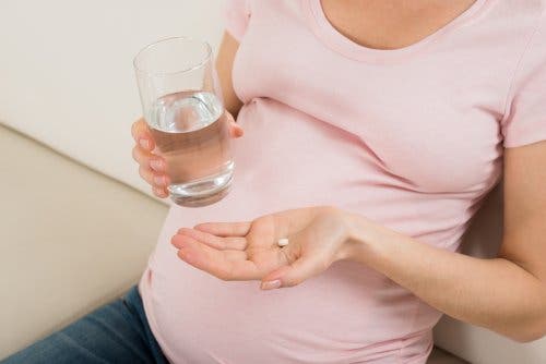 Gravid kvinde med pille tager paracetamol under graviditet
