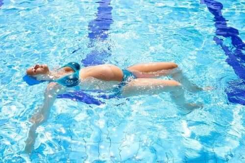 Gravid kvinde svømmer