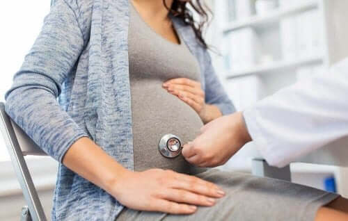 Gravid kvinde tjekkes af læge