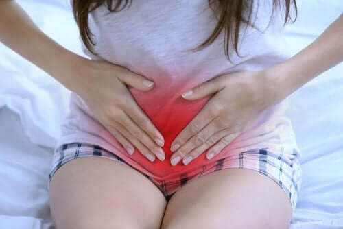 Kvinde oplever blødning mellem menstruationer