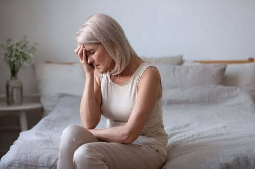 Kvinde med hovedpine oplever symptomer på perimenopause