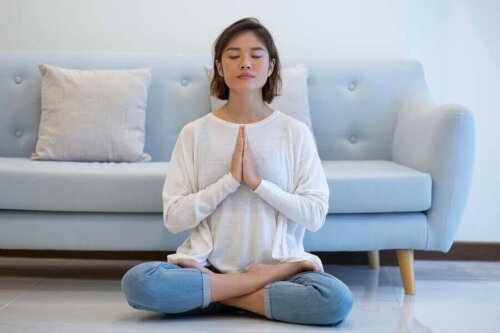 Kvinde mediterer foran sofa