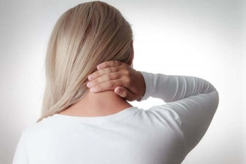 Kvinde med ondt i nakken