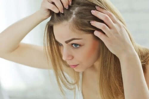 Kvinde tjekker hovedbund for grå hår