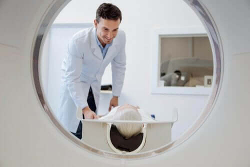 Læge tjekker patient med sarkomer