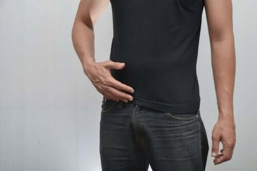 En mand har smerter i underlivet