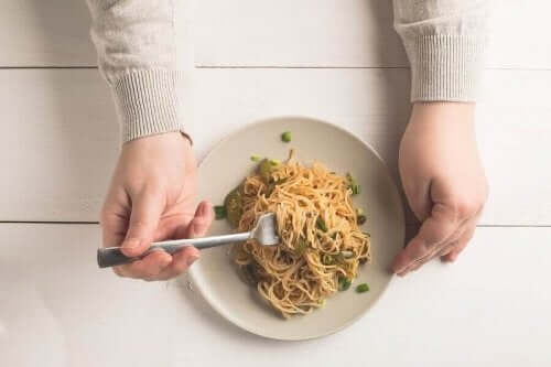 Person spiser en portion pasta