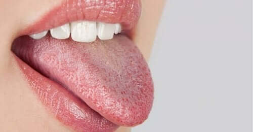 Kvinde med tungen ude af munden