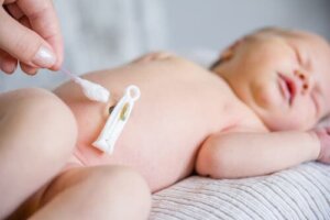Sådan plejer du en nyfødt babys navle