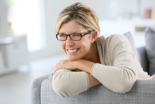 Smilende kvinde i sofa