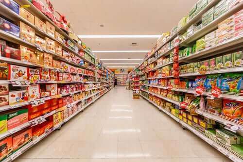 Supermarked med fyldte hylder