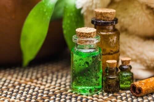Tea tree olie viste svampedræbende aktivitet i nogle undersøgelser, og kan derfor være en behandlingsmulighed
