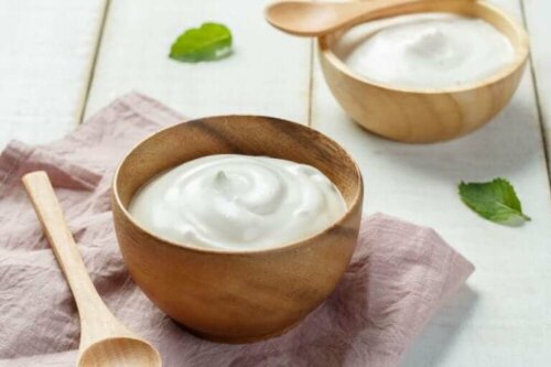 Yoghurt i træskåle til at hjælpe på forstoppelse hos børn
