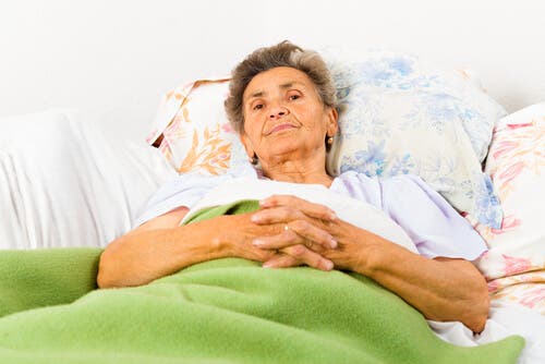 Ældre kvinde i seng
