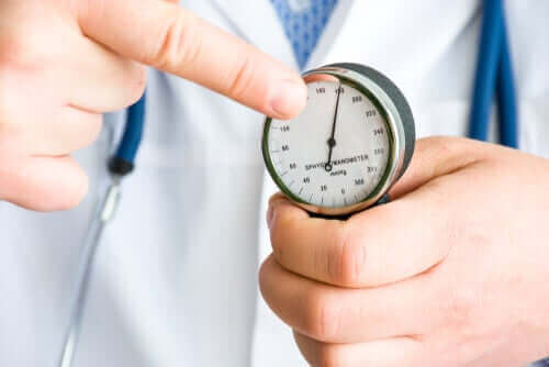 Læge måler blodtryk