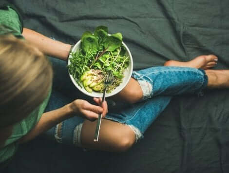 Kvinde med salat