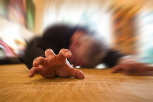 Mand på gulv oplever et epilepsianfald