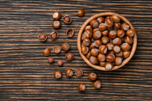 Hasselnødder i skål