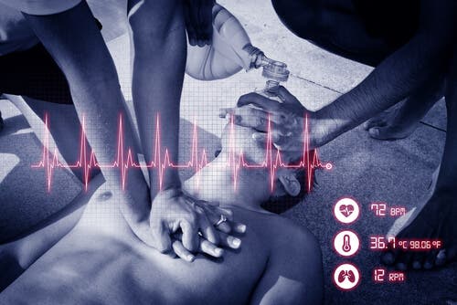 Person får hjertemassage og kunstigt åndedræt