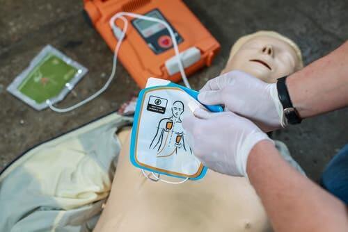 En defibrillator er afgørende for at genoplive en person, der lider af hjertestop