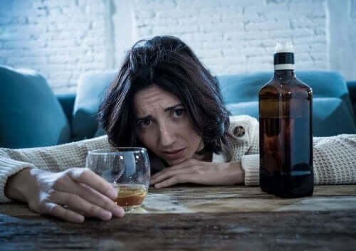 Kvinde prøver at stoppe med at drikke alkohol for at undgå kræft