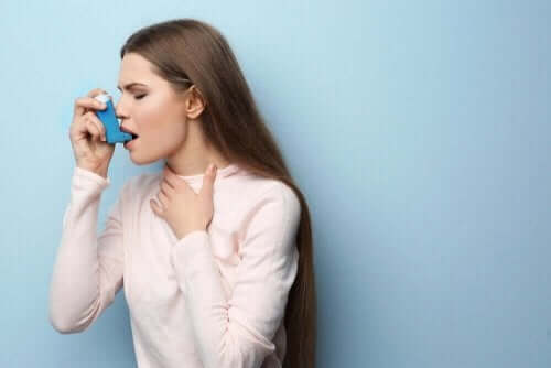 Kvinde med astmamedicin